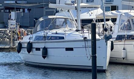 Bug Aussenaufnahme der Bavaria cruiser 37 „Finnyocean“ in Heiligenhafen