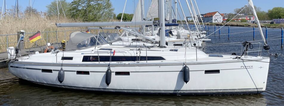 Steuerbord Aussenaufnahme der Bavaria cruiser 41 „Pepper“ in Barth