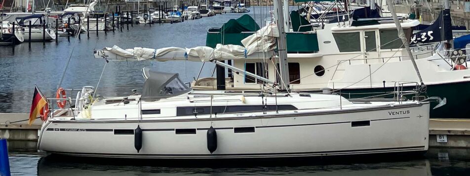 Steuerbord Aussenaufnahme der Bavaria cruiser 41 Sport „Ventus“ in Heiligenhafen