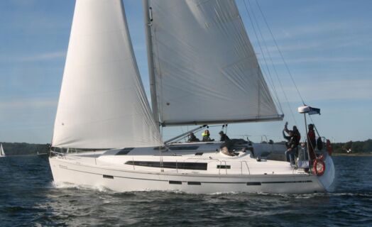 Backbord Aussenansicht unter Segeln in Schräglage der Bavaria Cruiser 46 „Momo“ in Heiligenhafen