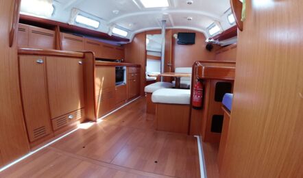 Sicht auf Pantry und Salontisch der Beneteau Cyc 43.3 "Fame" in Heiligenhafen