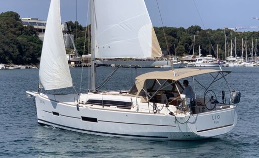 Backbord Aussenaufnahme der Dufour 382.2 Gl "Lia" in Pula in Kroatien