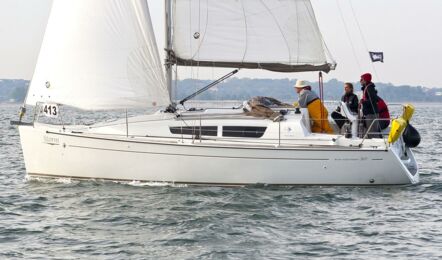 Backbord Aussenaufnahme der Sun Odyssey 30i "Storm" in Heiligenhafen