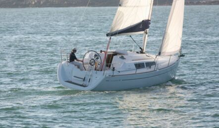 Steuerbord Aussenaufnahme unter Segeln in Fahrt einer Sun Odyssey 30i in Greifswald