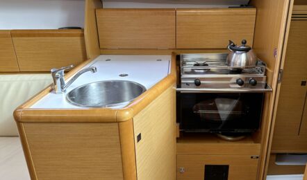 Pantry und Salon der Sun Odyssey 30i "Storm" in Heiligenhafen