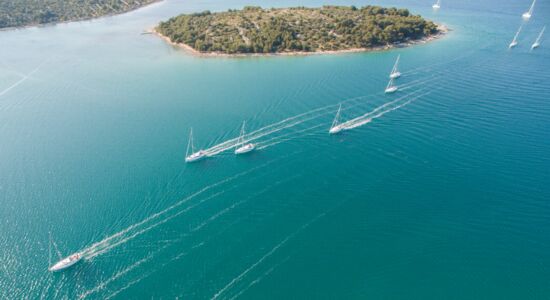Gemeinsam in Flottille segeln in Kroatien im Sommer