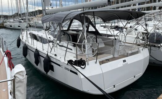 Backbord Heck Aussenaufnahme der Bavaria C38 „Williams“ in Pula in Kroatien