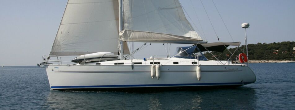 Backbord Aussenaufnahme unter Segeln der Beneteau Cyc 43.3 "Fame" in Heiligenhafen