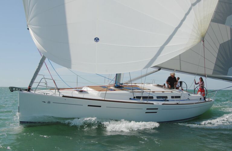 Steuerbordaufnahme unter Segel in Schräglage einer Dufour 40e Performance Passion in Heiligenhafen