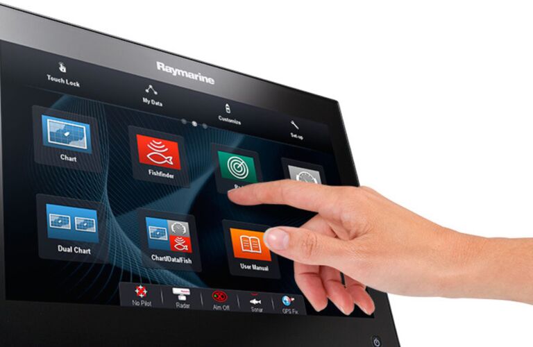 Erstklassige Ausrüstung Ihrer Charteryacht - Plotter ist Standard