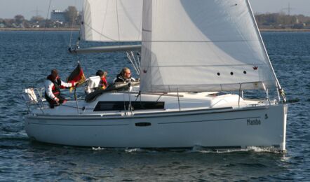 Steuerbord Aussenaufnahme der Oceanis 31 "Mambo" in Heiligenhafen