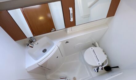 Nasszelle Innenaufnahme der Oceanis 31 "Mambo" in Heiligenhafen