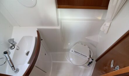 Nasszelle Innenaufnahme der Oceanis 43 "Andrea" in Heiligenhafen