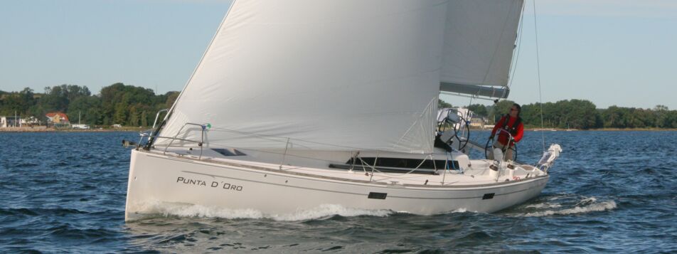 Backbord Aussenaufnahme der Salona 38 Performance "Punta D´Oro" in Heiligenhafen