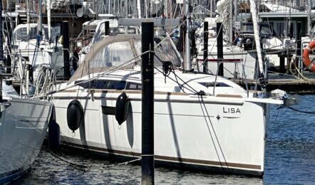 Steuerbord Bug Aussenaufnahme der Sun Odyssey 349 „Lisa“ in Heiligenhafen