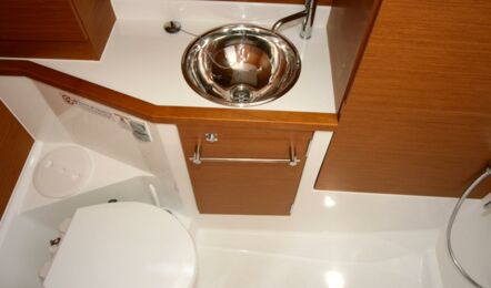 Nasseinheit der Sun Odyssey 389 Lioba in Heiligenhafen