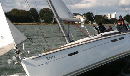 Backbord Bugansicht der Sun Odyssey 439 "Bruce" in Heiligenhafen