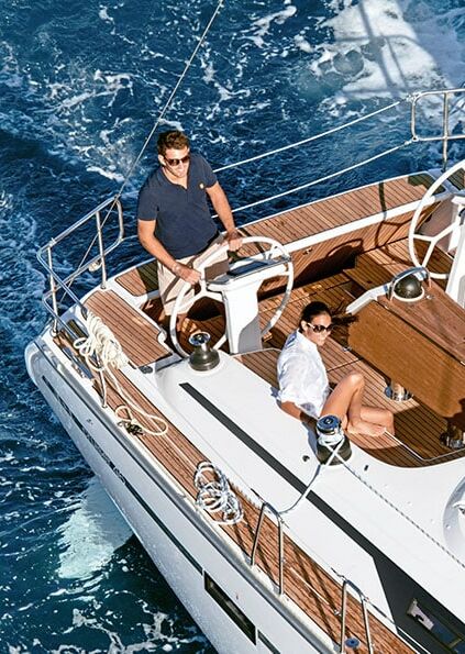 Segeln am Steuerstand einer Bavaria Yacht Segeln am Steuerstand einer Bavaria Yacht