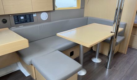 Salontisch Innenaufnahme der Oceanis 38 "Ulysses" in Heiligenhafen