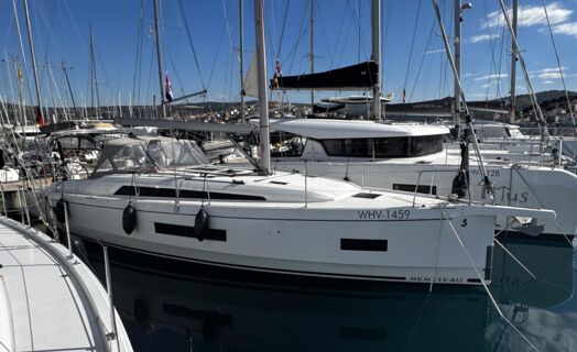 Die Segelyacht Oceanis 40.1 „Kiki“ im Seitenprofil am Liegeplatz in der Marina Rogoznica – Yachtcharter Kroatien