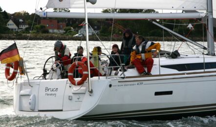 Steuerbord Heckansicht der Sun Odyssey 439 "Bruce" in Heiligenhafen