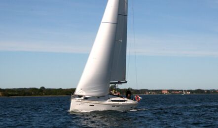 Steuerbord Aussenaufnahme unter Segel der Sun Odyssey 439 "Bruce" in Heiligenhafen