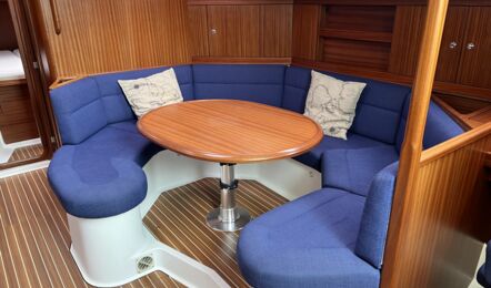 Salontisch Innenaufnahme der Vilm 41 CR "Karoline" in Heiligenhafen