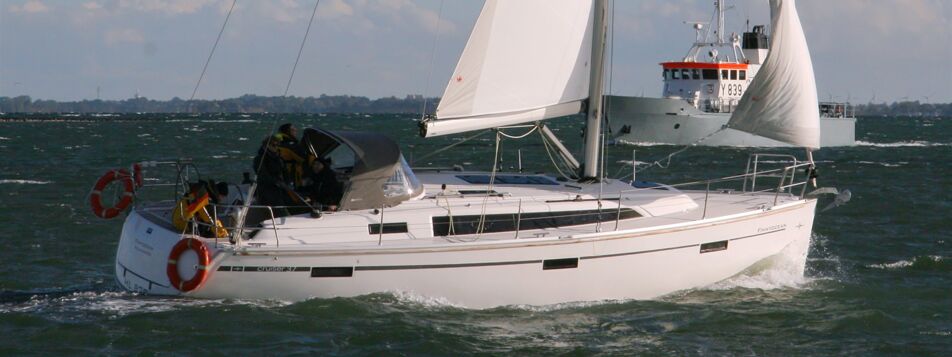 Steuerbord Aussenaufnahme der Bavaria cruiser 37 „Finnyocean“ in Heiligenhafen