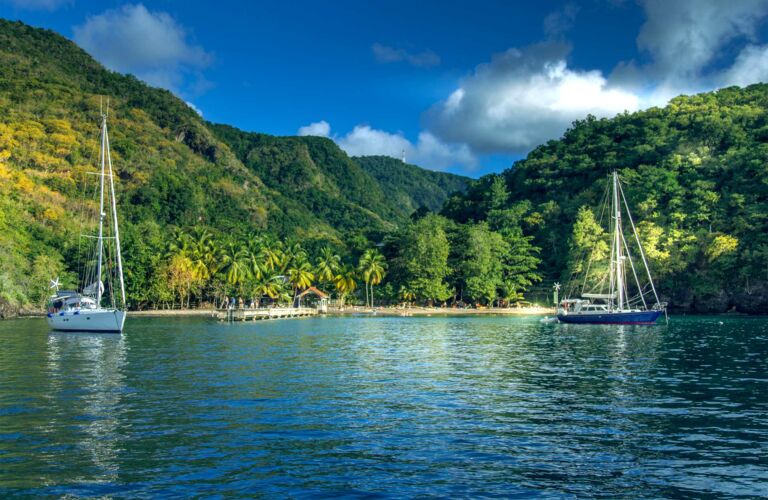 Segelyachten in der berühmten Schwarzen Bucht „Noire“ auf Martinique in der Karibik
