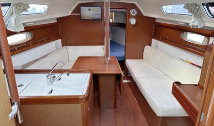 Salon Innenaufnahme der Oceanis 31 "Mambo" in Heiligenhafen