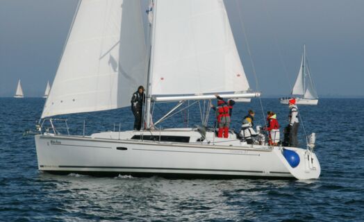 Backbord Aussenaufnahme der Oceanis 37 "White Horse" in Flensburg