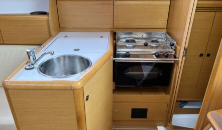 Pantry Innenaufnahme der Sun Odyssey 30i Lightning in Greifswald