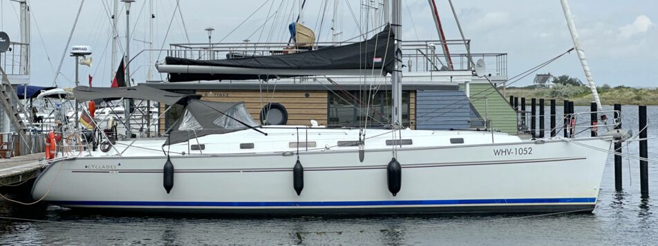 Steuerbord Aussenaufnahme der Beneteau Cyc 43.3 „Fame“ in Heiligenhafen