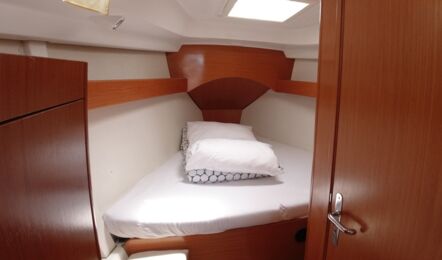 Bugkabine mit Zugang zur Nasszelle der Beneteau Cyc 43.3 "Fame" in Heiligenhafen