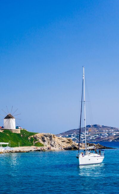 Segelyacht vor den Mühlen von Mykonos in Griechenland im Mittelmeer