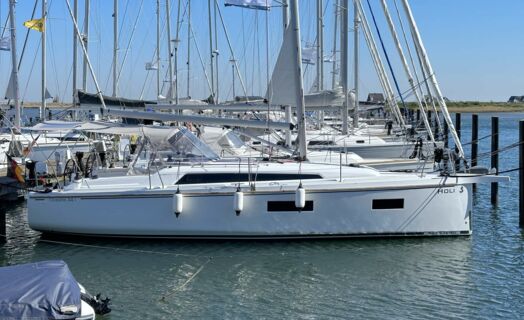Steuerbord Aussenaufnahme der Oceanis 34.1.2 "Holi" in Flensburg