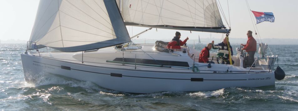 Backbordansicht unter Segel der Salona 35 Performance "Piccola Strega" in Heiligenhafen