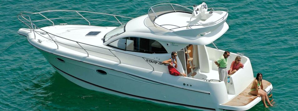 Backbord Aussenaufnahme einer Stafisher ST 30 Cruiser Flybridge in Heiligenhafen