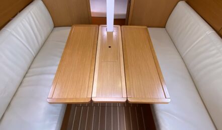 Salontisch der Sun Odyssey 30i Lightning in Greifswald
