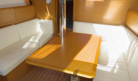 Salontisch Innenaufnahme der Sun Odyssey 379 Pluto in Flensburg