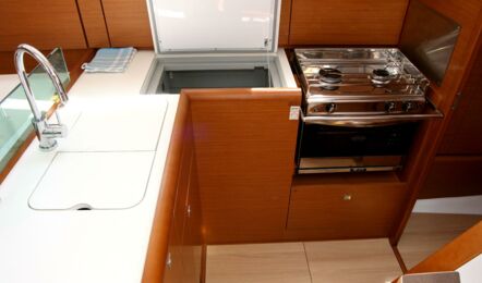 Pantry der Sun Odyssey 389 Lioba in Heiligenhafen