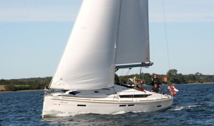 Steuerbord Bugansicht der Sun Odyssey 439 "Bruce" in Heiligenhafen