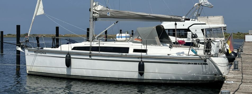 Backbord Aussenaufnahme der Bavaria cruiser 33 „Ramona” in Heiligenhafen