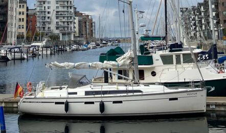 Steuerbord Aussenaufnahme der Bavaria cruiser 41 Sport „Ventus“ in Heiligenhafen