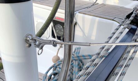 Steckschott wird zum Cockpittisch Aussenaufnahme der Hanse 315 "Mizar" in Barth