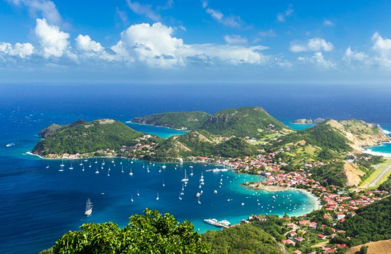 Segelyachten in der Bucht vor einer Inselstadt auf Guadeloupe in der Karibik
