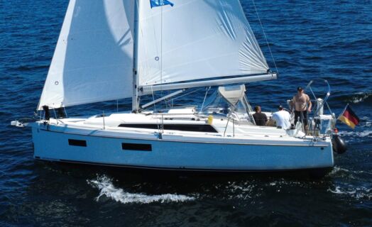 Ansicht der Backseite der Segelyacht Oceanis 34.1 „Fiete” mit gehissten Segeln auf offener See vor Heiligenhafen – Yachtcharter Ostsee