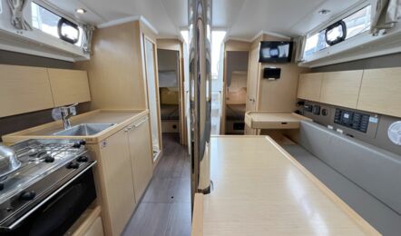 Salon und Pantry Innenaufnahme der Oceanis 38 "Ulysses" in Heiligenhafen