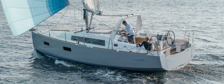 Backbord Aussenaufnahme einer Oceanis 38 in Heiligenhafen