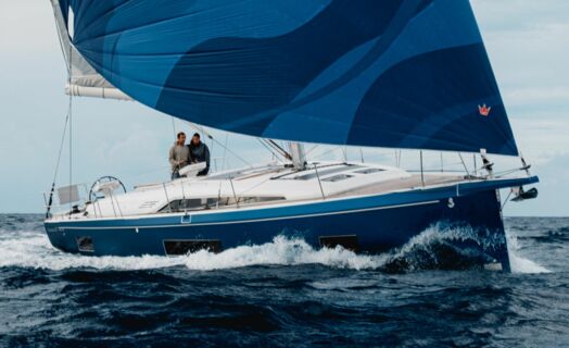 Steuerbord Aussenaufnahme einer Oceanis 47 in Heiligenhafen